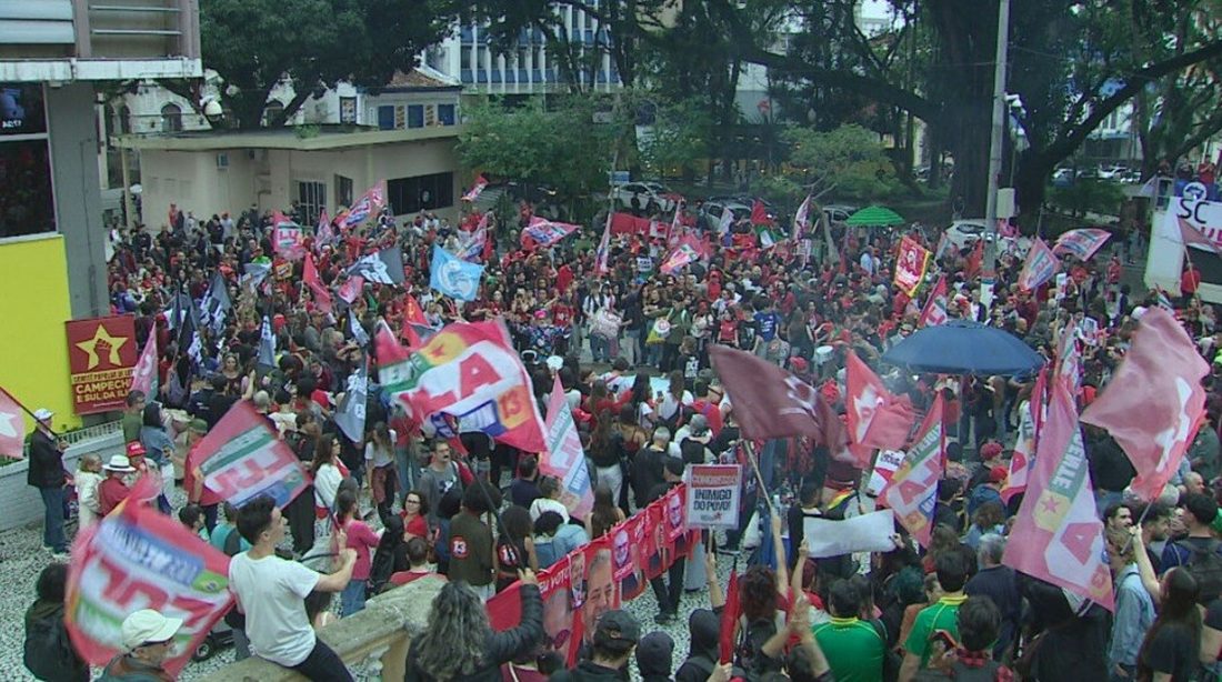 Manifestação estudantil a favor da reeleição de Lula reúne-se no Centro de Florianópolis