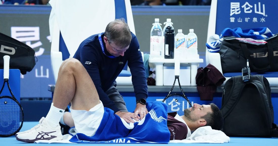 Djokovic requer atendimento médico durante vitória sobre Bu Yunchaokete e não revela problema de saúde