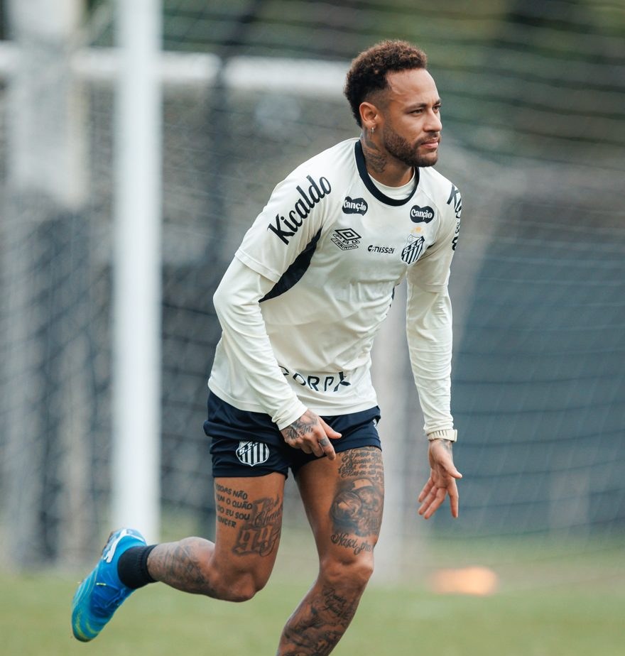Neymar é relacionado pelo Santos para enfrentar o Flamengo na 29ª rodada do Brasileirão