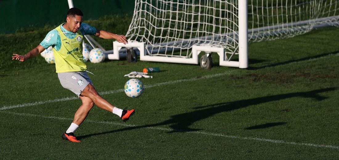 Vitor Roque evolui no Palmeiras após cobrança de Abel Ferreira