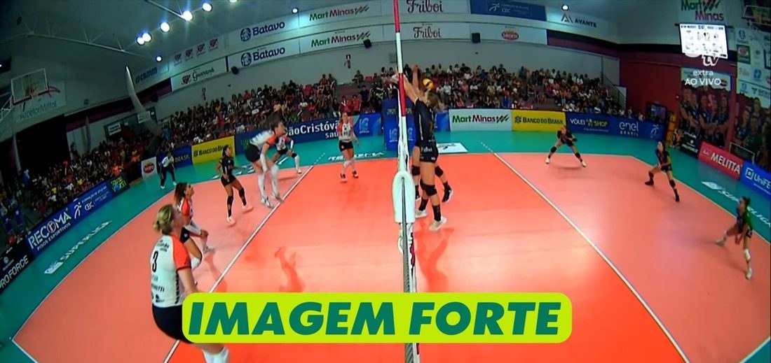 Jogadora do Osasco sofre lesão grave no pé ao cair após ataque na Superliga de vôlei