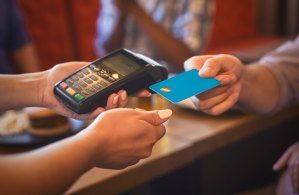 Juros do rotativo do cartão de crédito caem para 436,2% ao ano em julho, aponta Banco Central