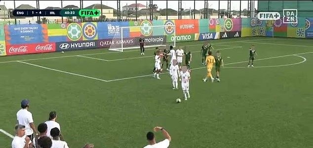 Inglaterra abandona partida da Copa do Mundo Sub-15 após denúncia de racismo; FIFA abre investigação