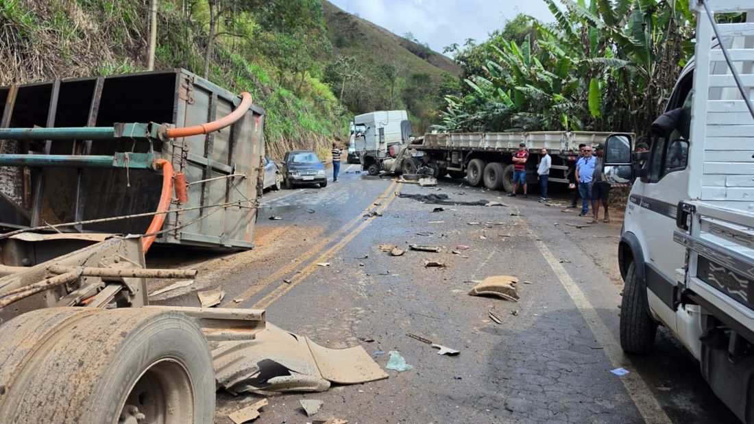 Acidente envolvendo duas carretas e dois carros deixa caminhoneiro morto no km 41 da BR-262, em Manhuaçu