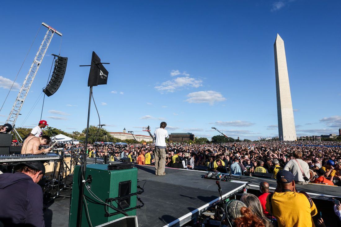 Turnstile reúne cerca de 60 mil pessoas no Monumento de Washington em show beneficente pela Palestina, Sudão e Líbano