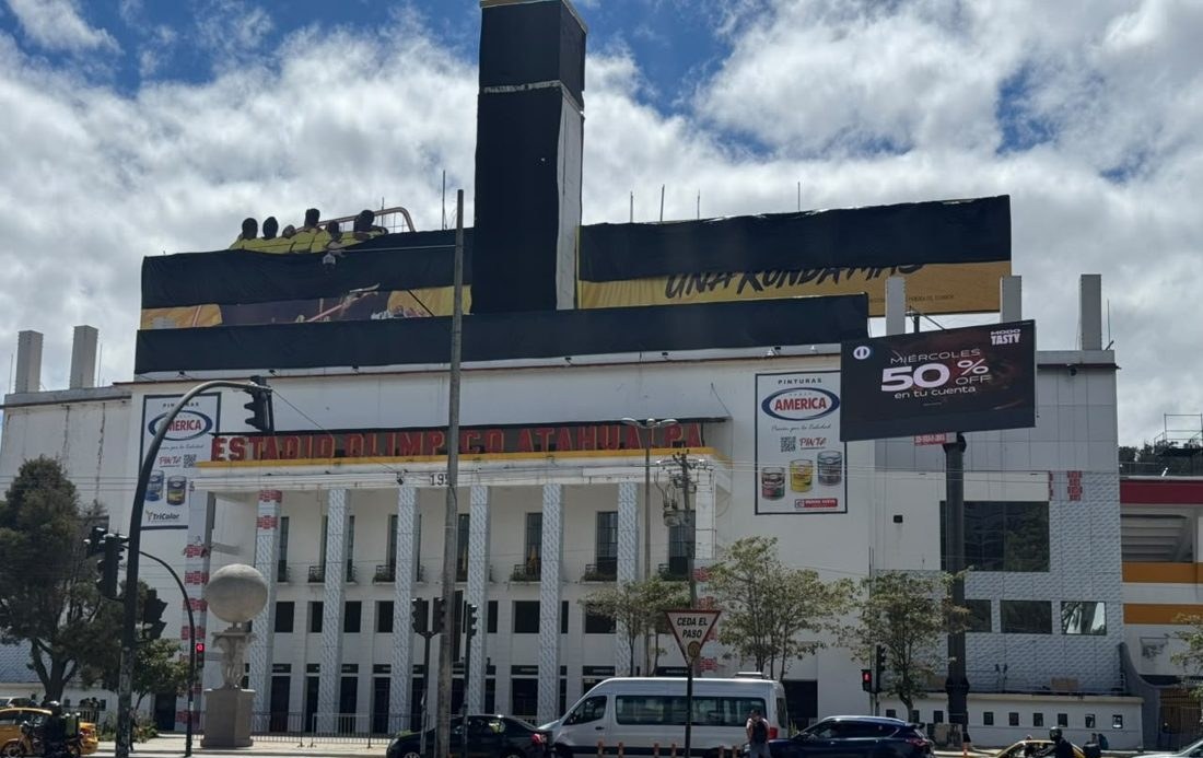 Estádio Atahualpa se prepara para duelo entre Independiente del Valle e Flamengo e apresenta gramado em mau estado
