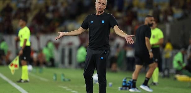 Grêmio negocia redução de multa rescisória de R$ 25 mi com técnico Luís Castro