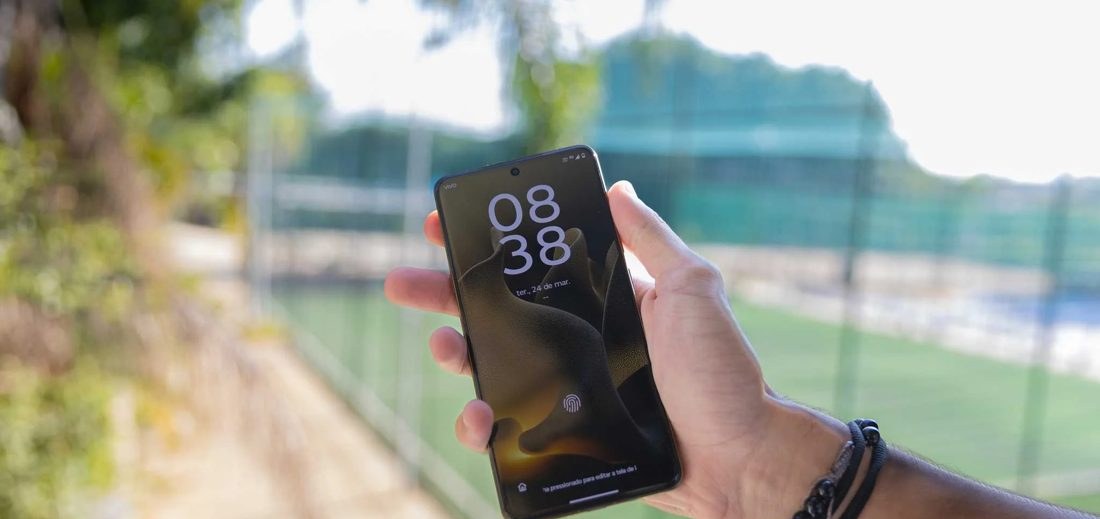 Motorola Signature 512 GB cai para R$ 4.499,10 no Mercado Livre e supera iPhone 17 Pro em zoom e selfies