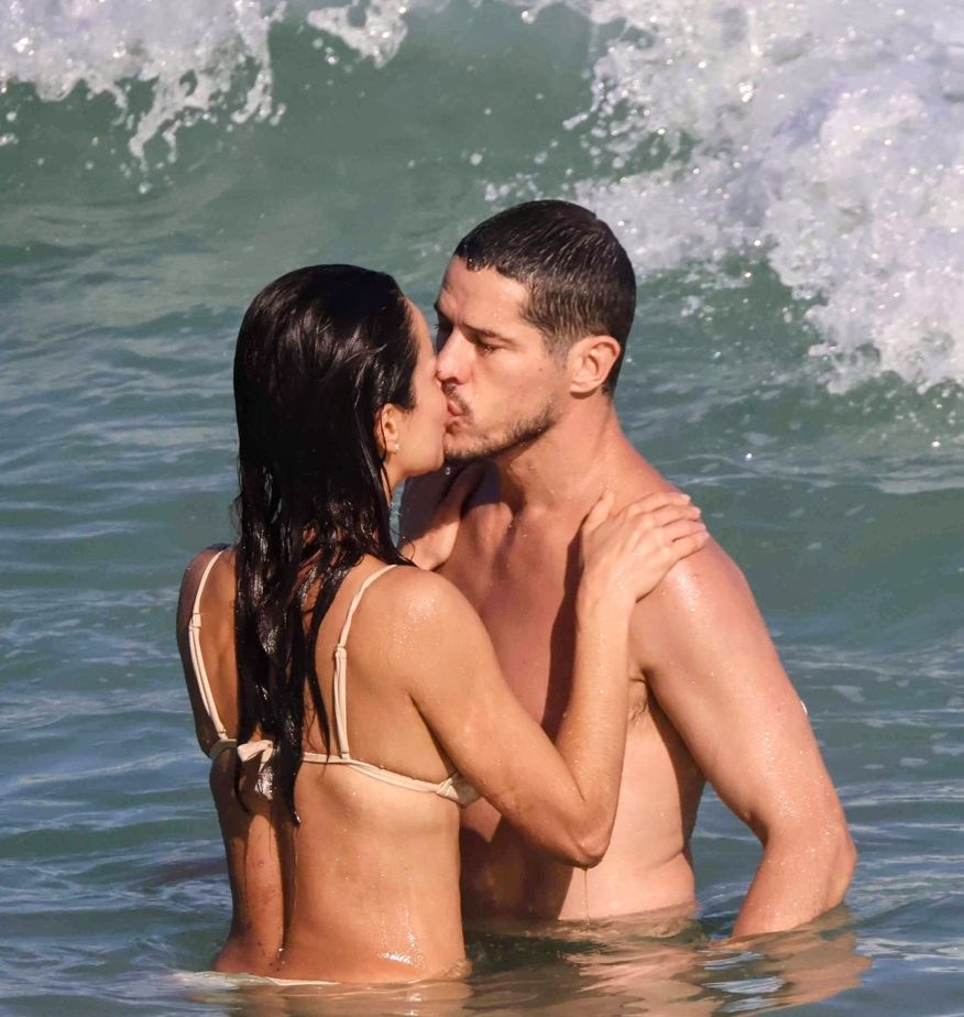 José Loreto troca beijos com Fernanda "Nanda" Marques em praia do Rio
