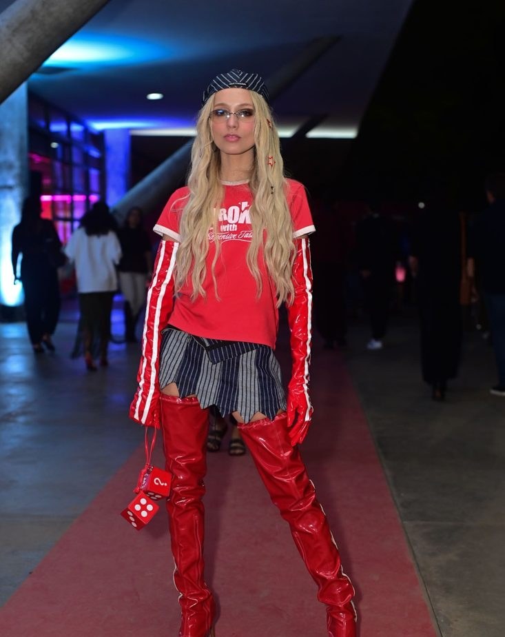 Samira Sagr aposta em bota over the knee vermelha e listrada na SPFW