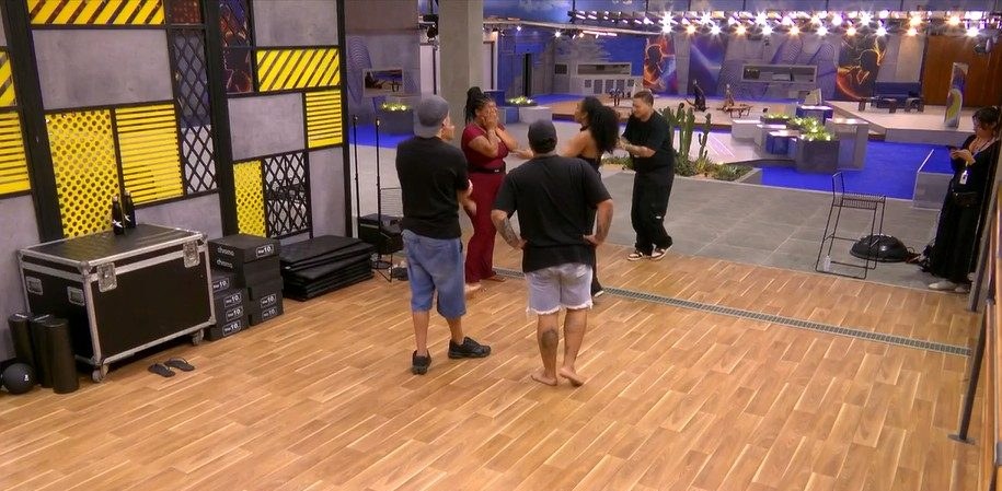 Vick Nunes se emociona ao ensaiar 'Final de Tarde' e Alline Azevedo reage com apoio