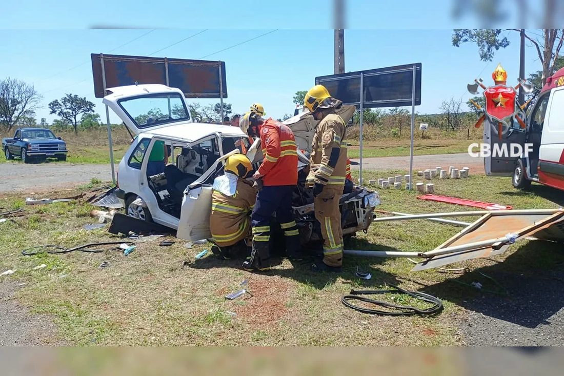 Colisão frontal na BR-251 deixa ocupantes de Fiat Uno presos às ferragens