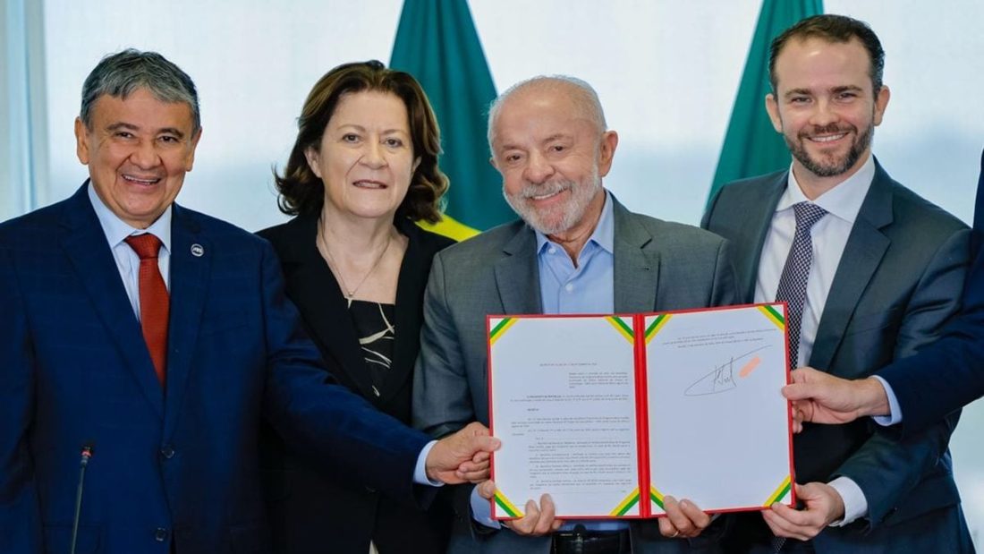 Auxílio Emergencial eleva aprovação de Bolsonaro após quatro meses e precede aumento do Bolsa Família anunciado por Lula