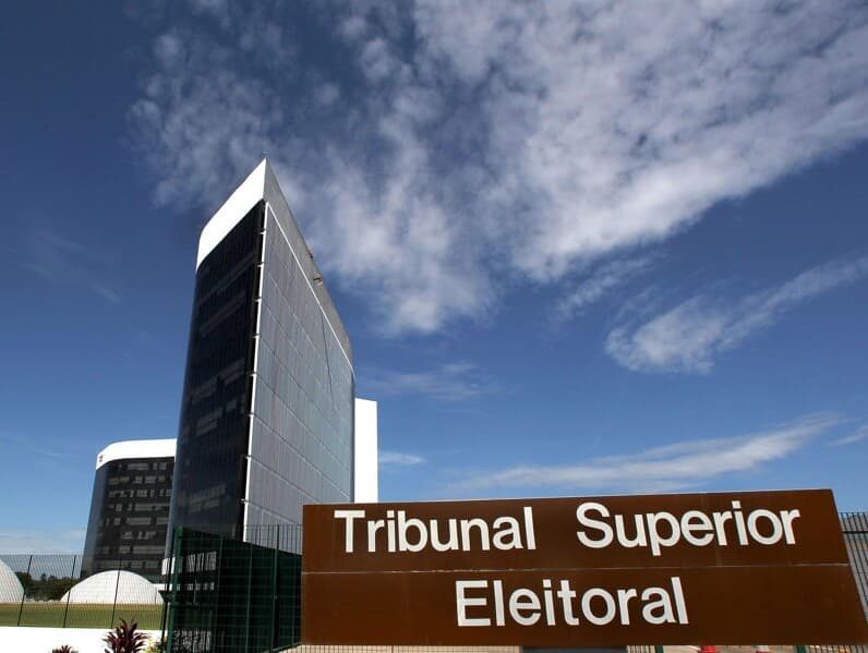 Após decisão do STF, TSE interrompe apuração dos votos do segundo turno