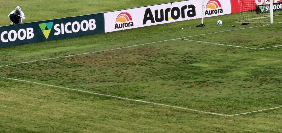 Gramado em mau estado no Moisés Lucarelli chama atenção antes da partida Ponte Preta x CRB