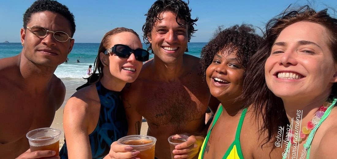 Letícia Colin se diverte com amigos em praia carioca