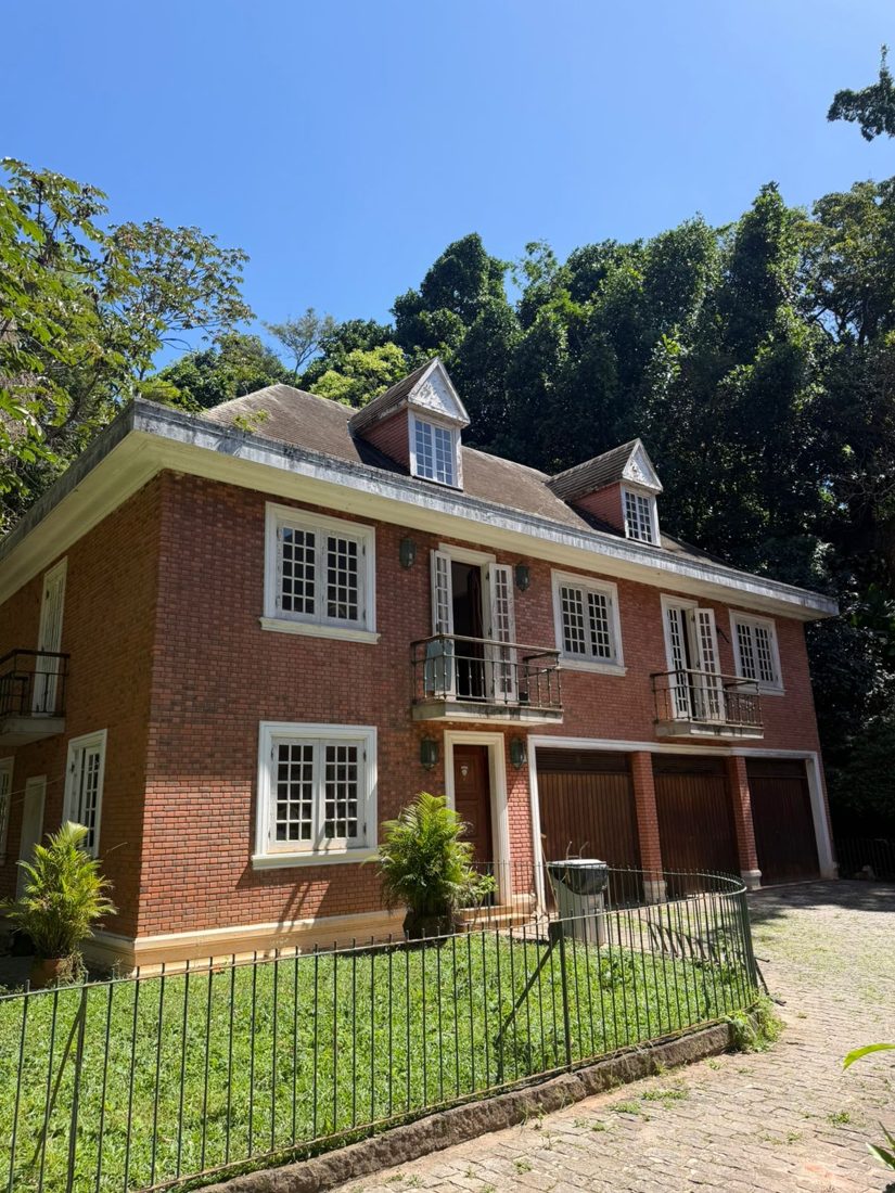Demolição da "casa de bonecas" inicia construção de condomínio de luxo no terreno da maior mansão do Brasil