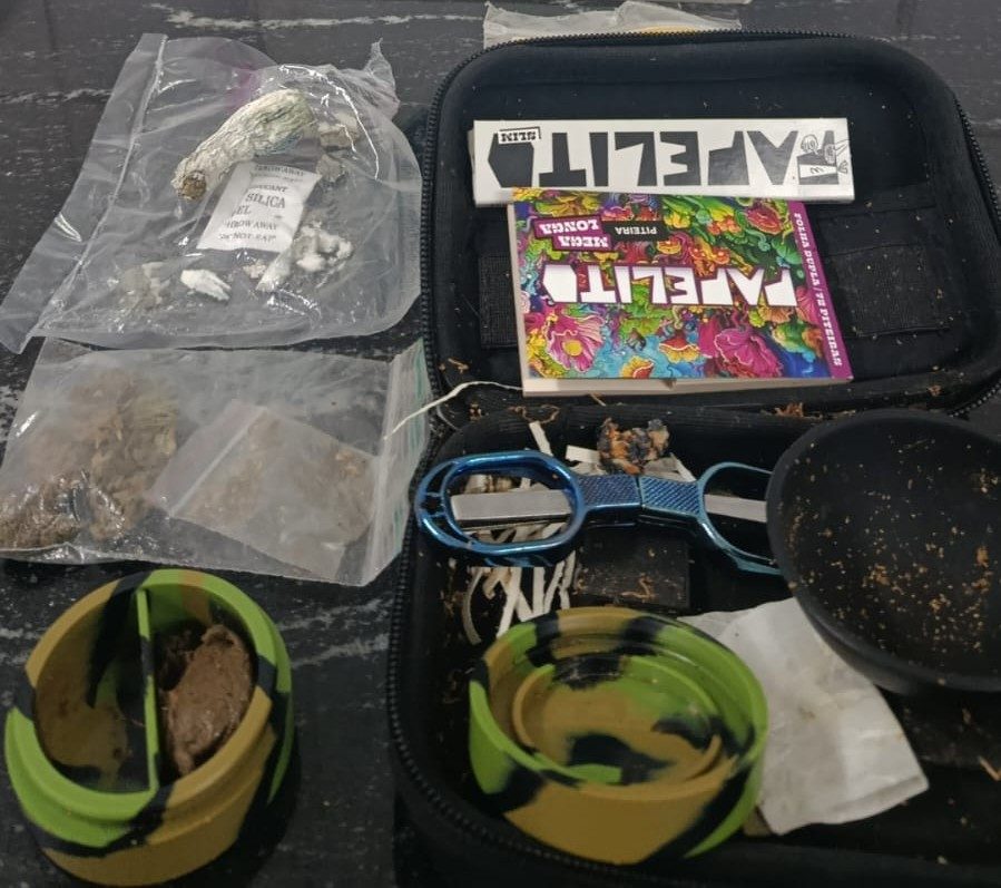 Jovem e mulher detidos com drogas em praça pública de Cascavel