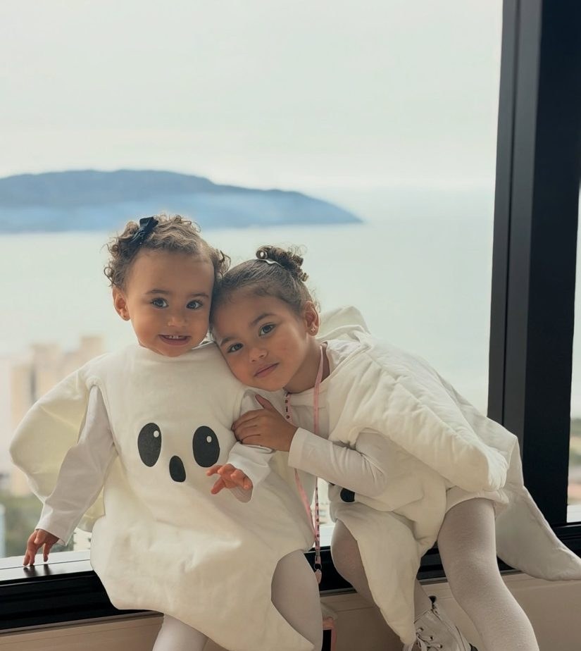 Grávida, Bruna Biancardi encanta ao mostrar Mavie e Mel com fantasias combinando para o Halloween