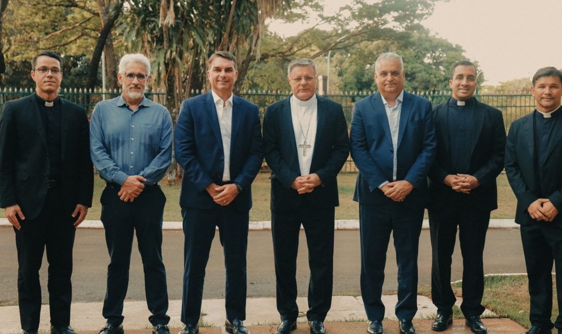 Flávio Bolsonaro e Alfredo Gaspar recebem imagem de Nossa Senhora Aparecida em visita ao arcebispo de Brasília