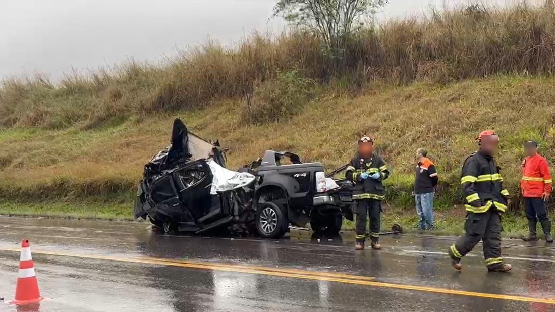 Casal morre em colisão entre caminhonete e carreta na SP-133, em Limeira