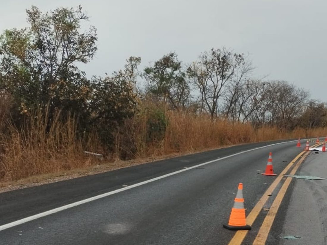 Adolescente de 14 anos morre em colisão entre carro e carreta na BR-135, em Bocaiuva