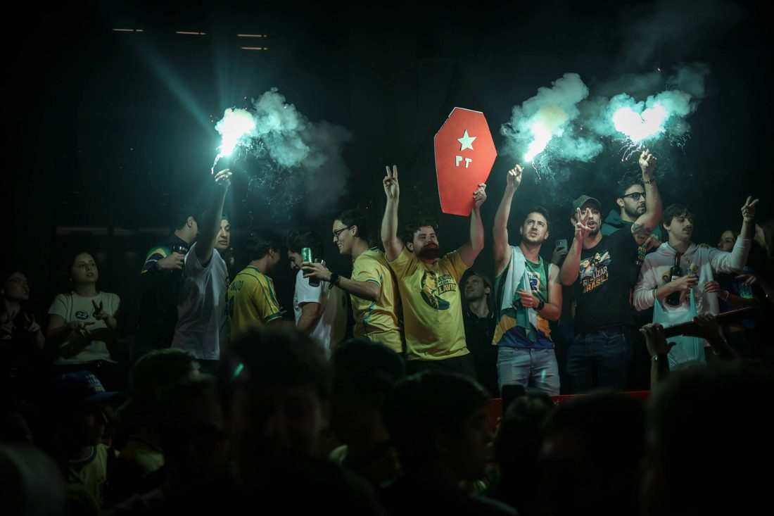 Ato de estudantes de direita em SP tem clima de Carnaval, bebida no gargalo e ligação de Tarcísio