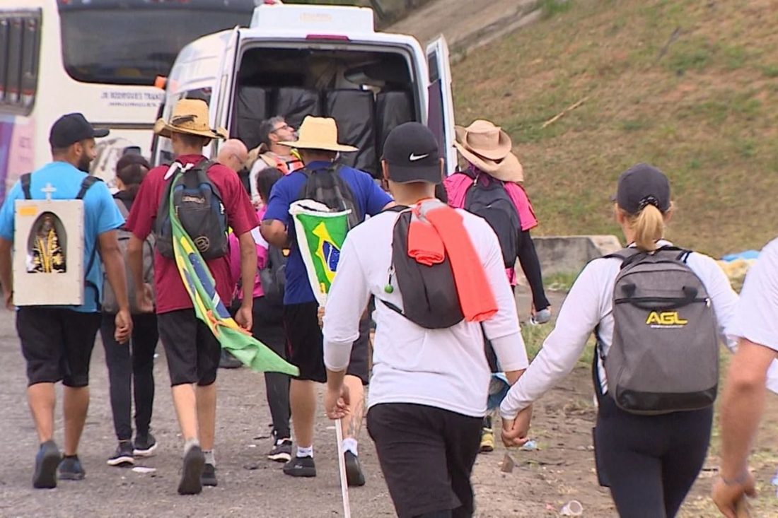 PRF orienta romeiros a evitar caminhadas noturnas e usar roupas claras na Dutra rumo a Aparecida
