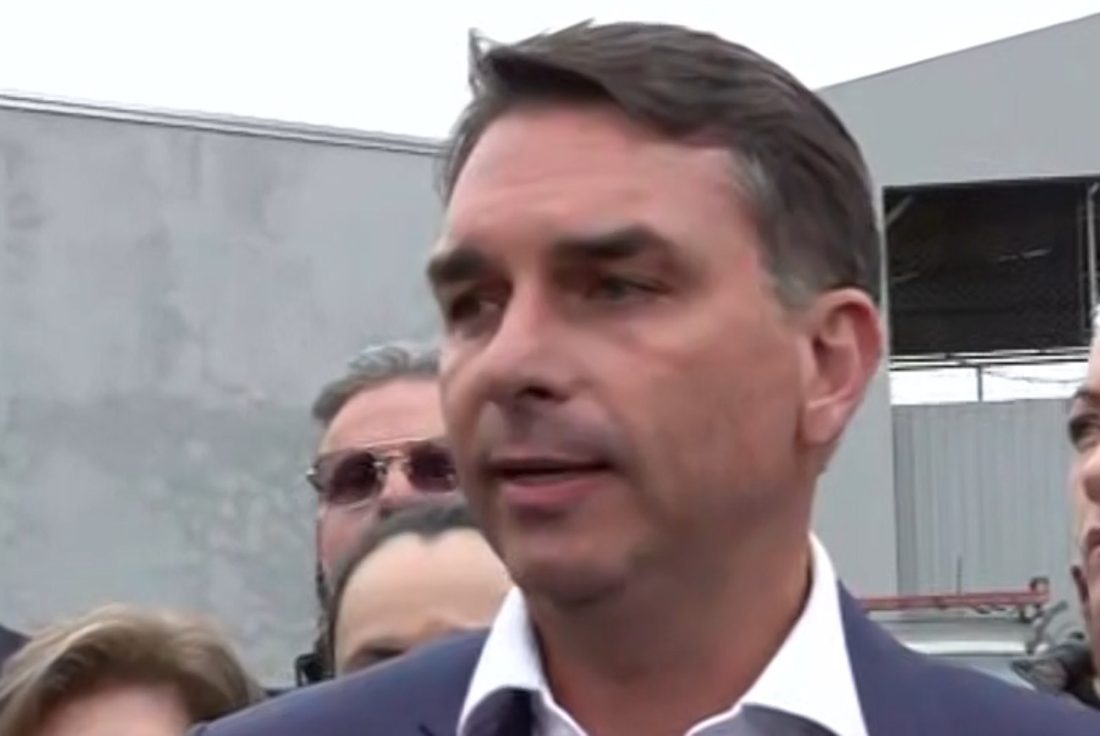 Flávio Bolsonaro visita Filipe Martins, ex-assessor de Jair Bolsonaro, na Cadeia Pública de Ponta Grossa e critica Alexandre de Moraes