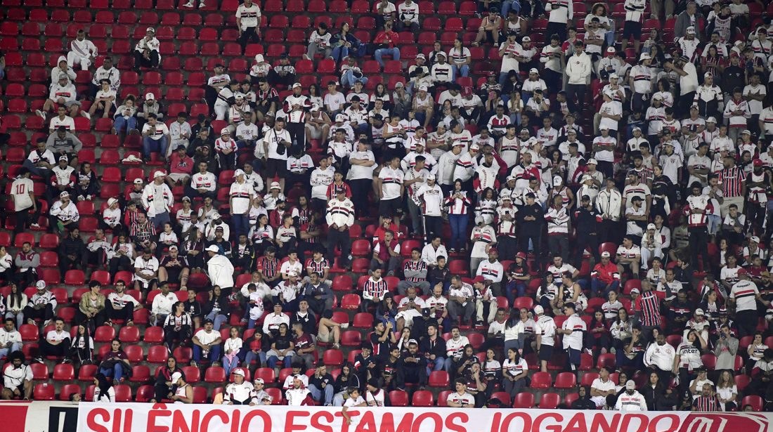 Torcida organizada do São Paulo faz 15 minutos de silêncio no início de partida contra o Internacional