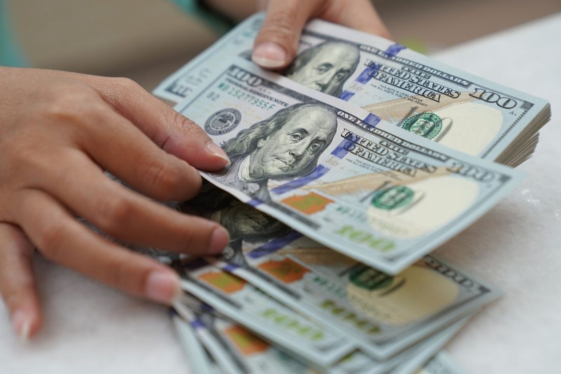 Dólar à vista registra leve queda e acumula alta de 0,72% na semana