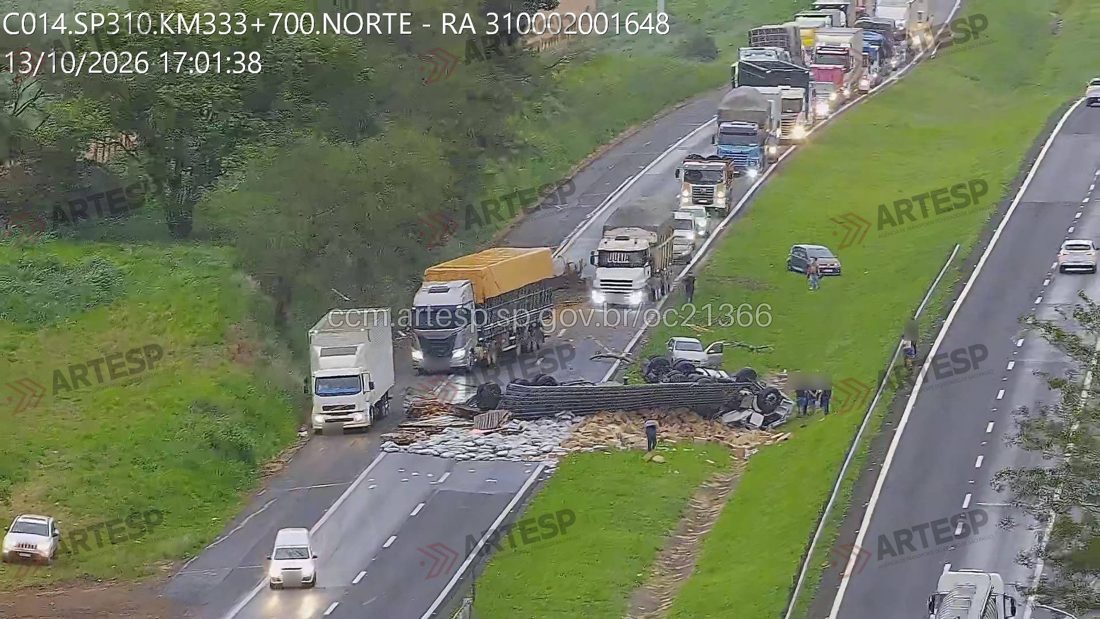 Acidente com carreta de doces deixa morto e bloqueia sentido da Rodovia Washington Luís em Taquaritinga (SP)