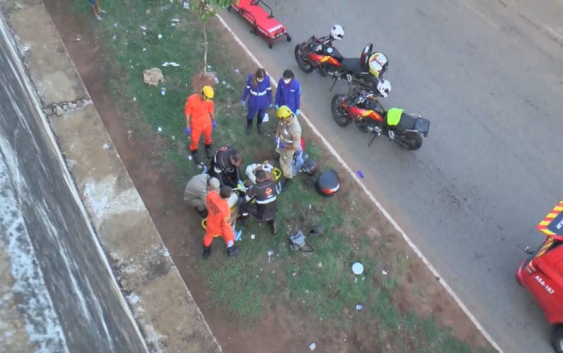 Motociclista é arremessado de viaduto em acidente com carro e outra moto em Goiânia