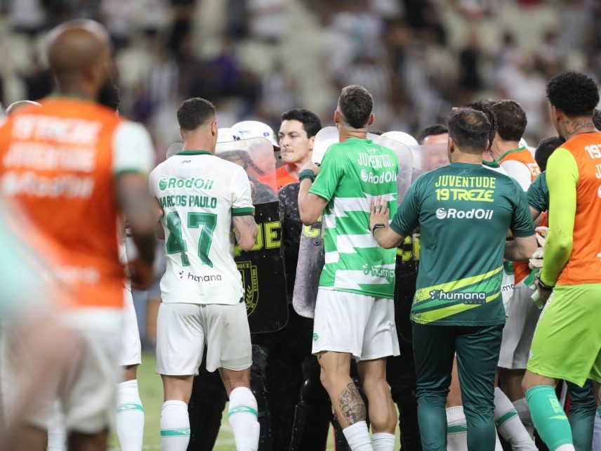 Árbitro expulsa dois jogadores do Juventude após tumulto por acréscimos e pênalti no empate contra o Ceará