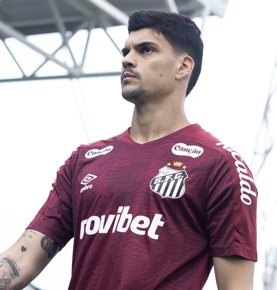 Gabriel Brazão passa por cirurgia no ombro esquerdo e fica fora do restante da temporada 2026 do Santos