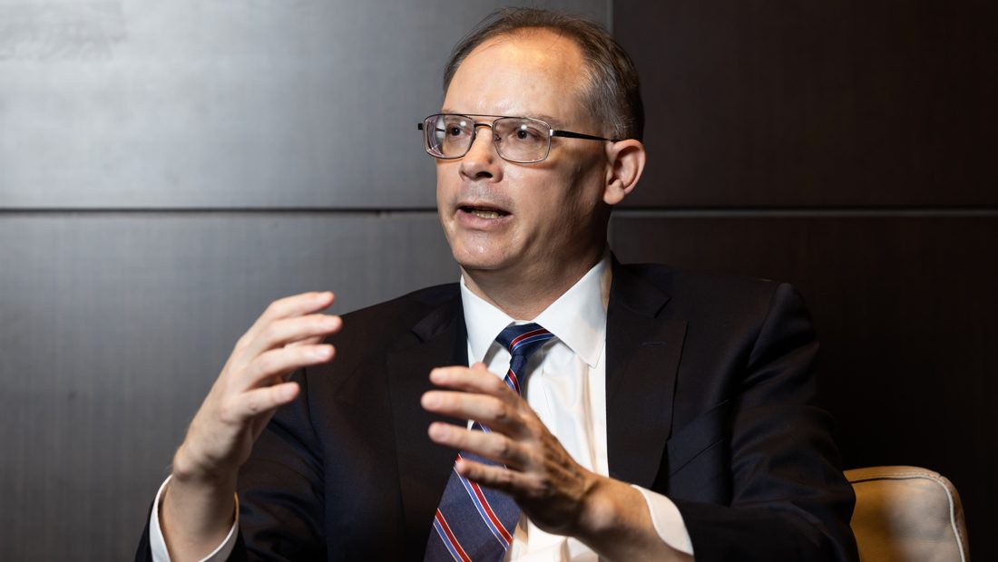 Tim Sweeney, da Epic, intensifica críticas à Valve e chama divulgação de conteúdo de IA na Steam de “ato político”