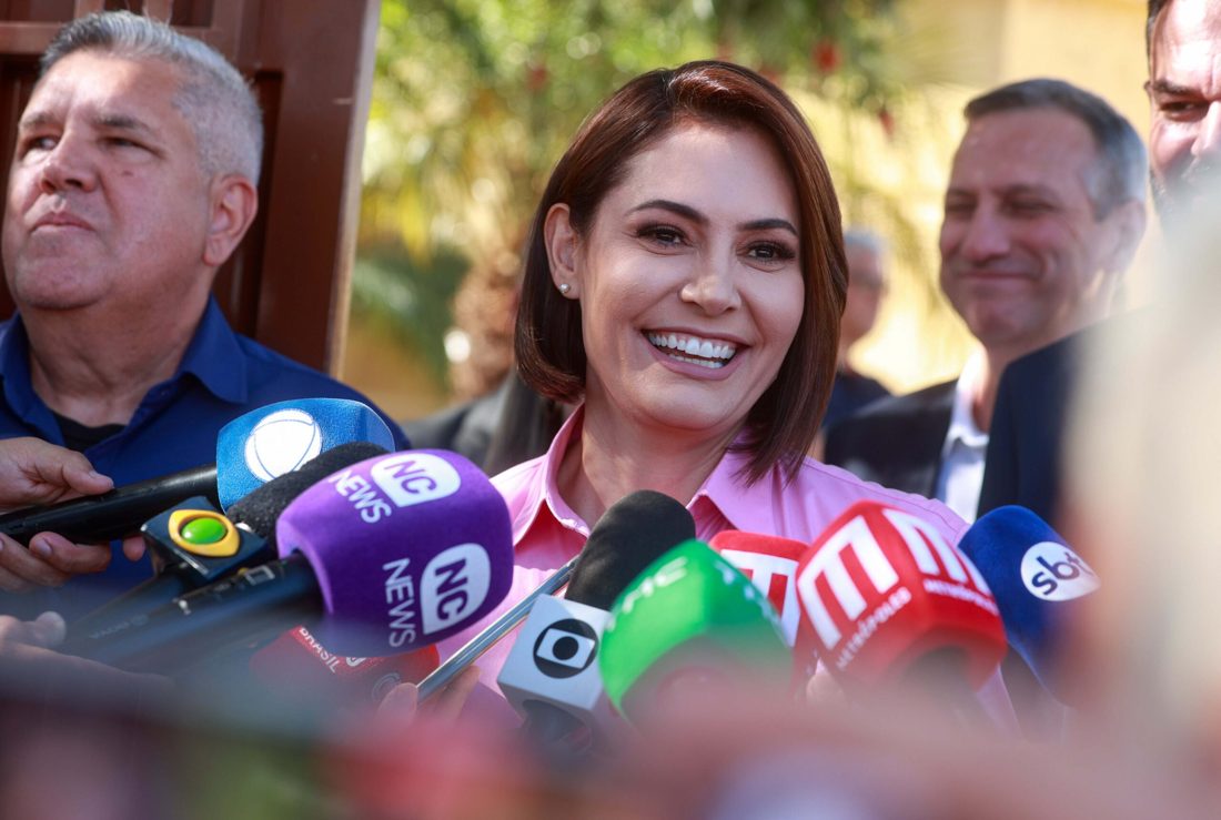 Senadora Michelle Bolsonaro pede votos a Flávio Bolsonaro e Celina Leão em vídeo divulgado após eleição