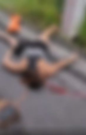 Mulher morre e homem fica ferido após moto bater em poste em Fernão Velho