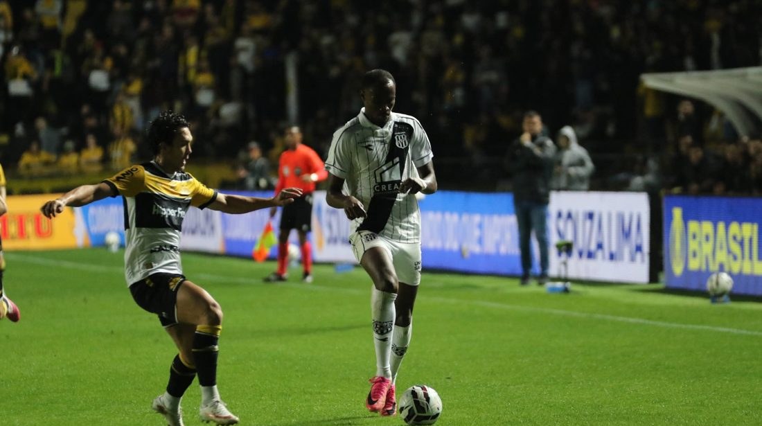 Zagueiro da Ponte Preta erra e entrega gol ao Criciúma na vitória por 2 a 0