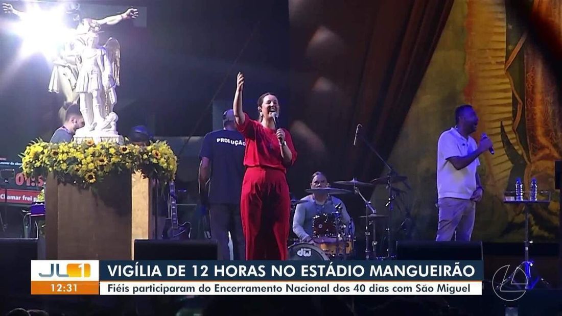 Fiéis realizam vigília de 12 horas no Estádio Mangueirão, em Belém