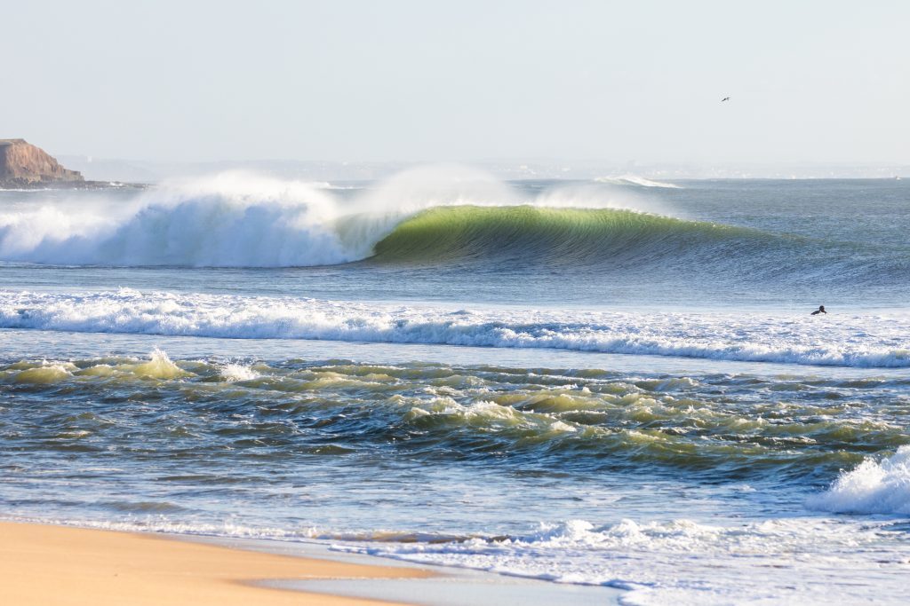 MEO Rip Curl Pro Portugal tem nova chamada e treinos intensos em Supertubos com destaque para Medina, Ferreira e Dora