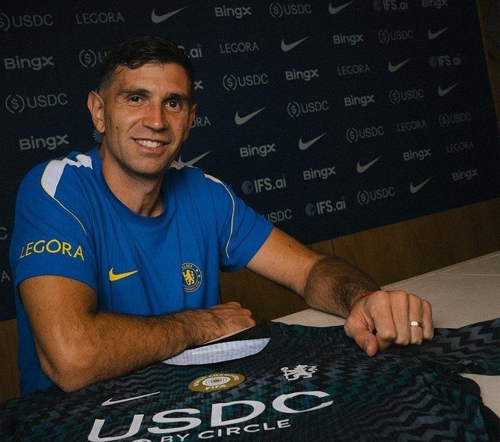 Chelsea anuncia a contratação do goleiro Emiliano "Dibu" Martínez
