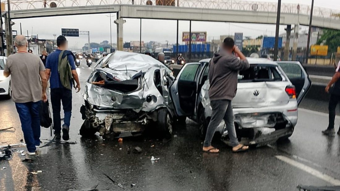 Motorista de ônibus morre ao volante na Dutra e engavetamento atinge ao menos 22 veículos em São João de Meriti