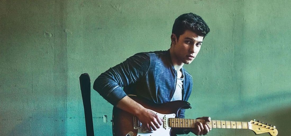 Shawn Mendes celebra 10 anos de "Illuminate" com edição especial e relembra trajetória no Brasil