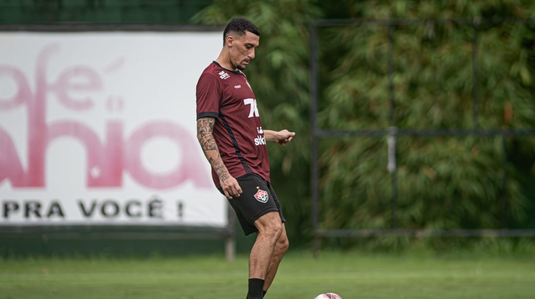 Vitória relaciona 23 atletas, incluindo retornos de Cacá, Baralhas e Renê, para enfrentar o Coritiba