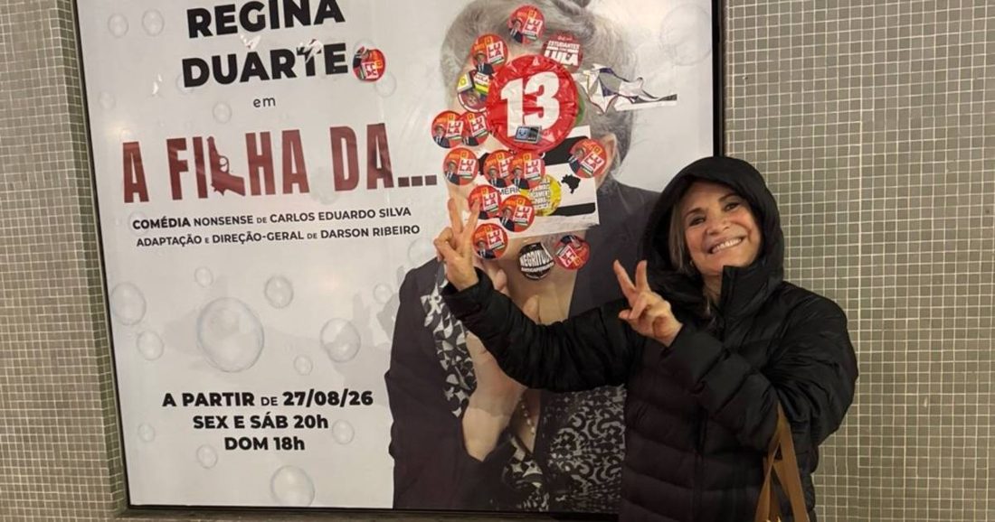 Regina Duarte reage a adesivos do PT em cartaz de sua peça e afirma que foi forçada a fazer o número 22