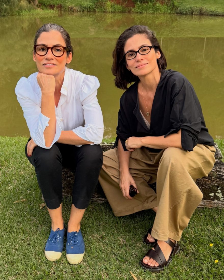 Renata Vasconcellos exibe look casual chic com calça cigarrete e tênis azul‑bic ao lado da irmã gêmea