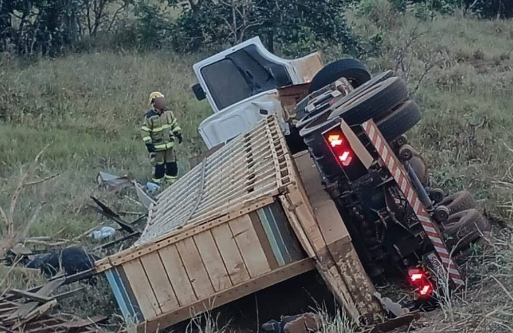 Caminhão com Gado Capota na GO-050 e Motorista Morre em Jataí