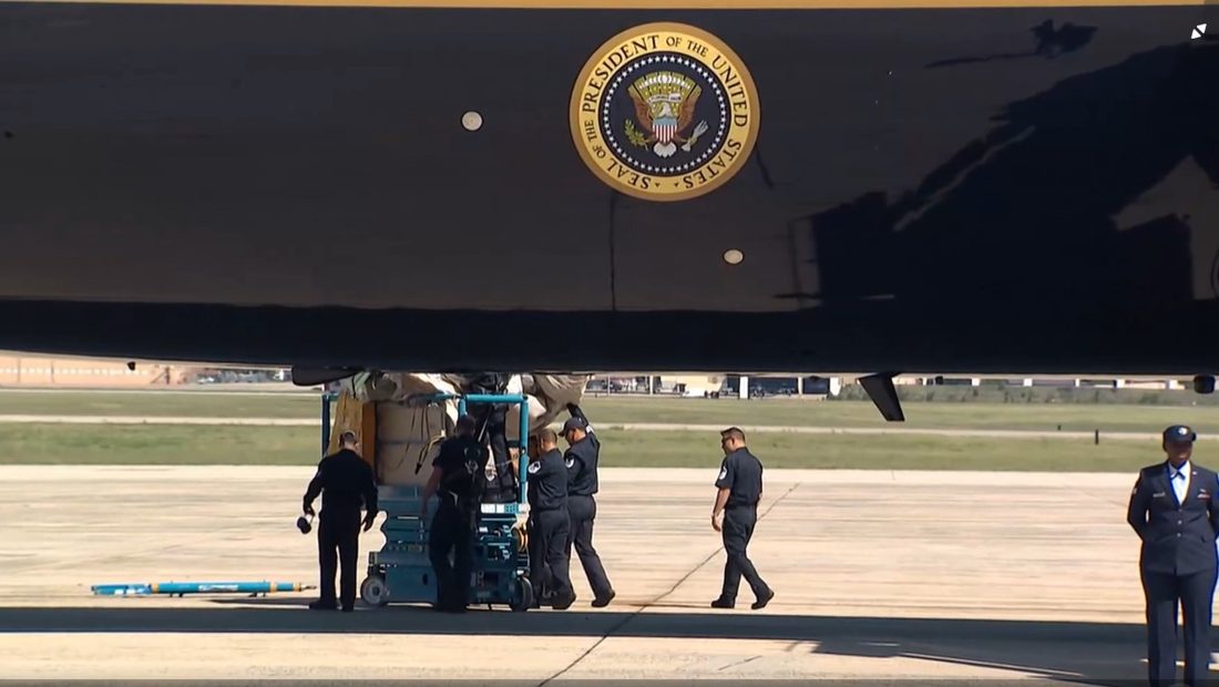Inspeção no novo Air Force One atrasa decolagem de Trump e aciona escorregador de emergência