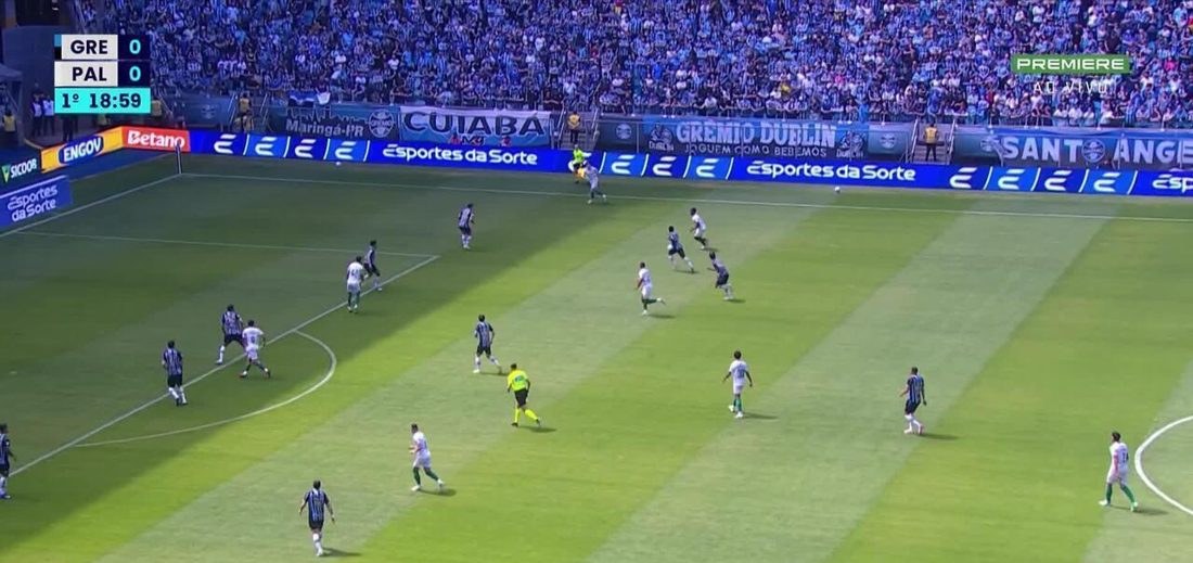 Vitor Roque acerta cabeceio na trave do Grêmio aos 19 minutos do primeiro tempo